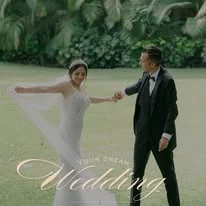Novios caminando en el jardín